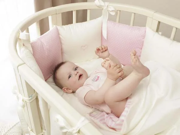 Как украсить детскую кроватку для новорожденных своими руками: интересные техники (60 фото)